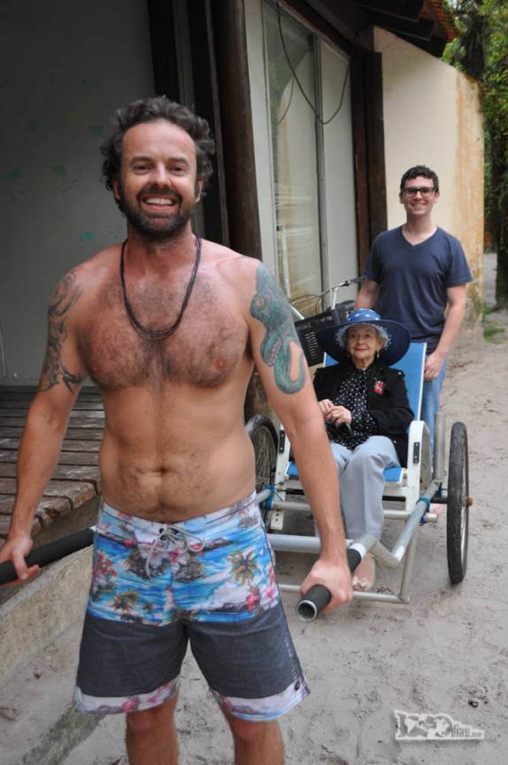 O Rafa (o noivo!) veio buscar a avó da Laura de limusine, na chegada à Ilha do Mel, no litoral do Paraná